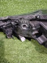 Laden Sie das Bild in den Galerie-Viewer, Frontscheinwerfer Toyota Corolla 81130-02T31 Rechts Scheinwerfer Headlight SCH2685096438ys
