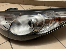 Laden Sie das Bild in den Galerie-Viewer, Frontscheinwerfer Hyundai Ix35 92101-2Y000 Halogen Links Scheinwerfer Headlight