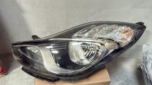 Laden Sie das Bild in den Galerie-Viewer, Frontscheinwerfer Hyundai Ix20 HYU008 Links Scheinwerfer Headlight SCH7552577949dp