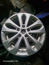 Laden Sie das Bild in den Galerie-Viewer, 1x Alufelge 16 Zoll 6.5&quot; 5x100 44ET Glanz Silber 403005287R Renault Rim Wheel