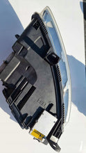 Laden Sie das Bild in den Galerie-Viewer, Frontscheinwerfer Audi A6 C6 Xenon Ein Stück (Rechts oder Links) Headlight