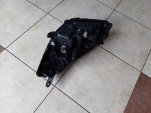 Laden Sie das Bild in den Galerie-Viewer, Frontscheinwerfer Toyota Yaris Rechts Scheinwerfer Headlight SCH3123663173sl