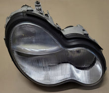 Laden Sie das Bild in den Galerie-Viewer, Frontscheinwerfer Mercedes-Benz W203 Rechts Scheinwerfer Headlight SCH4014528246ke