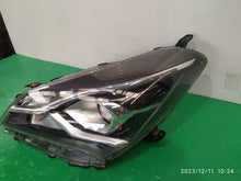 Load image into Gallery viewer, Frontscheinwerfer Toyota Yaris Links Scheinwerfer Headlight