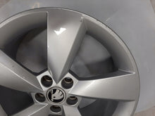 Laden Sie das Bild in den Galerie-Viewer, 1x Alufelge 17 Zoll 7.0&quot; 5x100 46ET Glanz Silber 5JA601025 Skoda Fabia Rapid