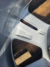 Laden Sie das Bild in den Galerie-Viewer, 1x Alufelge 17 Zoll 7.5&quot; 5x108 44ET 9677989777 Peugeot Rim Wheel