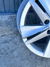 Laden Sie das Bild in den Galerie-Viewer, 1x Alufelge 16 Zoll 7.0&quot; 5x112 48ET Glanz Silber 5H0601025 Vw Rim Wheel