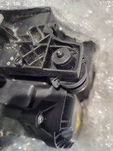 Laden Sie das Bild in den Galerie-Viewer, Frontscheinwerfer VW Golf Sportsvan 517941033B Xenon Links Headlight SCH4181386585nz
