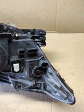 Laden Sie das Bild in den Galerie-Viewer, Frontscheinwerfer Renault Laguna III 260600076R 89902288 Xenon Links Headlight