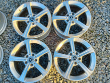 Laden Sie das Bild in den Galerie-Viewer, 4x Alufelge 17 Zoll 6.5" 5x112 44ET Glanz Silber A1774011200 Mercedes-Benz Cla FEL9499772097yw
