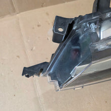 Laden Sie das Bild in den Galerie-Viewer, Frontscheinwerfer Toyota Corolla 81150-02L50 Ein Stück (Rechts oder Links)