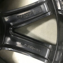 Laden Sie das Bild in den Galerie-Viewer, 1x Alufelge 17 Zoll 7.0&quot; 5x108 40 5ET Glanz Schwarz 31471310 Volvo S60 V60 Ii