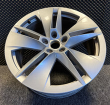 Laden Sie das Bild in den Galerie-Viewer, 1x Alufelge 19 Zoll 8.0&quot; 5x112 45ET 5LA601025B Skoda Enyaq Rim Wheel