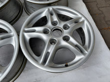 Laden Sie das Bild in den Galerie-Viewer, 4x Alufelge 16 Zoll 7.0&quot; 5x130 40ET Glanz Silber 99636211400 Porsche Boxster 986