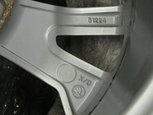 Laden Sie das Bild in den Galerie-Viewer, 1x Alufelge 17 Zoll 7.0&quot; 5x112 45ET Glanz Silber 5E0601025 Skoda Rim Wheel
