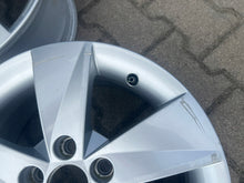 Laden Sie das Bild in den Galerie-Viewer, 1x Alufelge 15 Zoll 6.0&quot; 5x100 5J0601025AB Skoda Fabia Rim Wheel