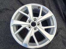 Laden Sie das Bild in den Galerie-Viewer, 1x Alufelge 18 Zoll 7.0" 5x112 43ET Glanz Silber 83A601025J Audi Q3 Rim Wheel FEL5707752066ix