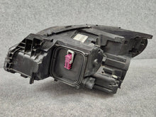 Laden Sie das Bild in den Galerie-Viewer, Frontscheinwerfer Mercedes-Benz W246 A2468201661 030127127200 Xenon Rechts SCH9029967737th