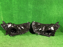 Laden Sie das Bild in den Galerie-Viewer, Frontscheinwerfer Toyota CSC24152 Ein Satz Scheinwerfer Headlight SCH6997403640th