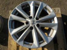 Laden Sie das Bild in den Galerie-Viewer, 1x Alufelge 17 Zoll 7.0" 5x114.3 40ET Glanz Silber 4EA1A Nissan Qashqai I J10 FEL8687778511so