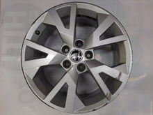 Laden Sie das Bild in den Galerie-Viewer, 1x Alufelge 17 Zoll 7.0&quot; 5x112 45ET Glanz Silber 5E0601025 Skoda Octavia Iii