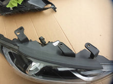 Load image into Gallery viewer, Frontscheinwerfer Hyundai Elantra 92102-F2 Rechts Scheinwerfer Headlight