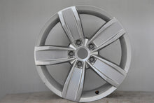 Laden Sie das Bild in den Galerie-Viewer, 1x Alufelge 17 Zoll 7.0&quot; 5x112 40ET Glanz Silber 3G0601025E VW Passat B8