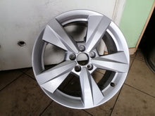 Laden Sie das Bild in den Galerie-Viewer, 1x Alufelge 16 Zoll 6.5&quot; 5x100 40ET Glanz Silber 82A601025A Audi A1 Rim Wheel