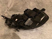 Laden Sie das Bild in den Galerie-Viewer, Frontscheinwerfer Opel Zafira Vivaro 9832837680 Xenon Links Headlight