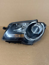 Laden Sie das Bild in den Galerie-Viewer, Frontscheinwerfer VW Touran 1T1941005C Links Scheinwerfer Headlight SCH2499443635an