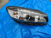 Load image into Gallery viewer, Frontscheinwerfer Kia Sorento III 92102-C5200 9210R-UM002 Xenon Rechts Headlight