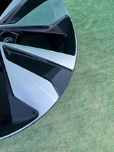 Laden Sie das Bild in den Galerie-Viewer, 1x Alufelge 17 Zoll 7.0&quot; 5x112 45ET Glanz Silber 2GA601025AR Mg T-Roc Rim Wheel