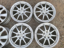 Laden Sie das Bild in den Galerie-Viewer, 4x Alufelge 17 Zoll 6.5" 5x112 49ET Glanz Silber A2464010102 Mercedes-Benz FEL6698272777in