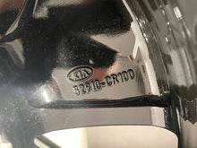 Laden Sie das Bild in den Galerie-Viewer, 1x Alufelge 16 Zoll 6.5&quot; 5x114.3 50ET Glanz Schwarz 52910-CR100 Kia Optima