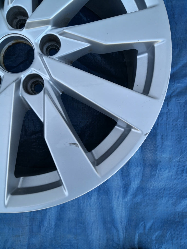 1x Alufelge 17 Zoll 7.5" 5x112 43ET Glanz Silber 8V0601025 Audi A3 Rim Wheel FEL9492646136gl