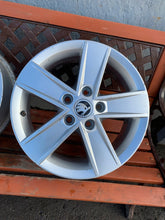 Laden Sie das Bild in den Galerie-Viewer, 1x Alufelge 16 Zoll 6.0&quot; 5x112 48ET Glanz Silber 5E0601025M Skoda Octavia Iii