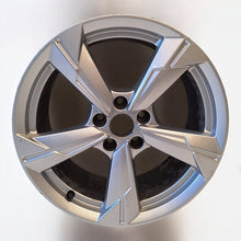 Load image into Gallery viewer, 1x Alufelge 18 Zoll 8.0&quot; 5x112 39ET Glanz Silber 4K0601025 Audi A6 C8 Rim Wheel