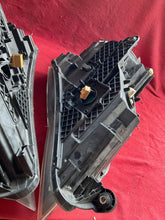 Laden Sie das Bild in den Galerie-Viewer, Frontscheinwerfer Skoda Superb III 3V1941015B 3V1941016B Xenon Ein Satz