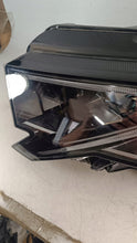 Laden Sie das Bild in den Galerie-Viewer, Frontscheinwerfer Skoda Octavia IV 5E4941035 LED Links Scheinwerfer Headlight SCH4037143950na