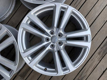 Laden Sie das Bild in den Galerie-Viewer, 4x Alufelge 20 Zoll 8.0" 5x112 28ET Glanz Silber 4M0601025G Audi D5 Rim Wheel FEL3090855001rd