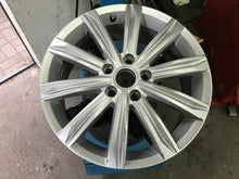 Load image into Gallery viewer, 1x Alufelge 17 Zoll 6.5&quot; 5x112 52ET Glanz Silber 5TA601025D Vw Rim Wheel