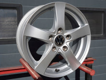 Laden Sie das Bild in den Galerie-Viewer, 4x Alufelge 15 Zoll 6.0" 5x112 43ET Glanz Silber Seat Leon Octavia III Golf Viii FEL1667635927xs