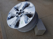 Laden Sie das Bild in den Galerie-Viewer, 1x Alufelge 17 Zoll 7.0&quot; 5x112 50ET Glanz Schwarz 52910-K4000 Hyundai Kona