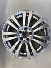 Laden Sie das Bild in den Galerie-Viewer, 1x Alufelge 17 Zoll 7.5&quot; 5x112 47ET A2044017402 Mercedes-Benz Rim Wheel