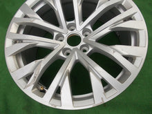 Load image into Gallery viewer, 1x Alufelge 18 Zoll 8.0&quot; 5x112 25ET Glanz Silber 760601025H VW Touareg Rim Wheel
