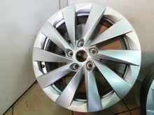 Load image into Gallery viewer, 1x Alufelge 17 Zoll 7.0" 5x112 46ET Glanz Silber 5E3601025 Mg Octavia I FEL8940387318ci