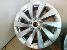Laden Sie das Bild in den Galerie-Viewer, 1x Alufelge 17 Zoll 7.0" 5x112 46ET Glanz Silber 5E3601025 Mg Octavia I FEL8940387318ci