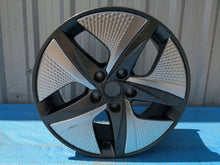 Load image into Gallery viewer, 1x Alufelge 17 Zoll 7.0&quot; 5x114.3 53ET Glanz Silber 529100G2600 Hyundai Ioniq