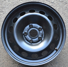 Laden Sie das Bild in den Galerie-Viewer, 1x Alufelge 16 Zoll 6.5&quot; 5x112 43ET Glanz Schwarz 8V0601027 Audi Rim Wheel