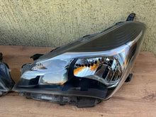 Laden Sie das Bild in den Galerie-Viewer, Frontscheinwerfer Toyota Yaris Ein Satz Scheinwerfer Headlight SCH9924022483lk